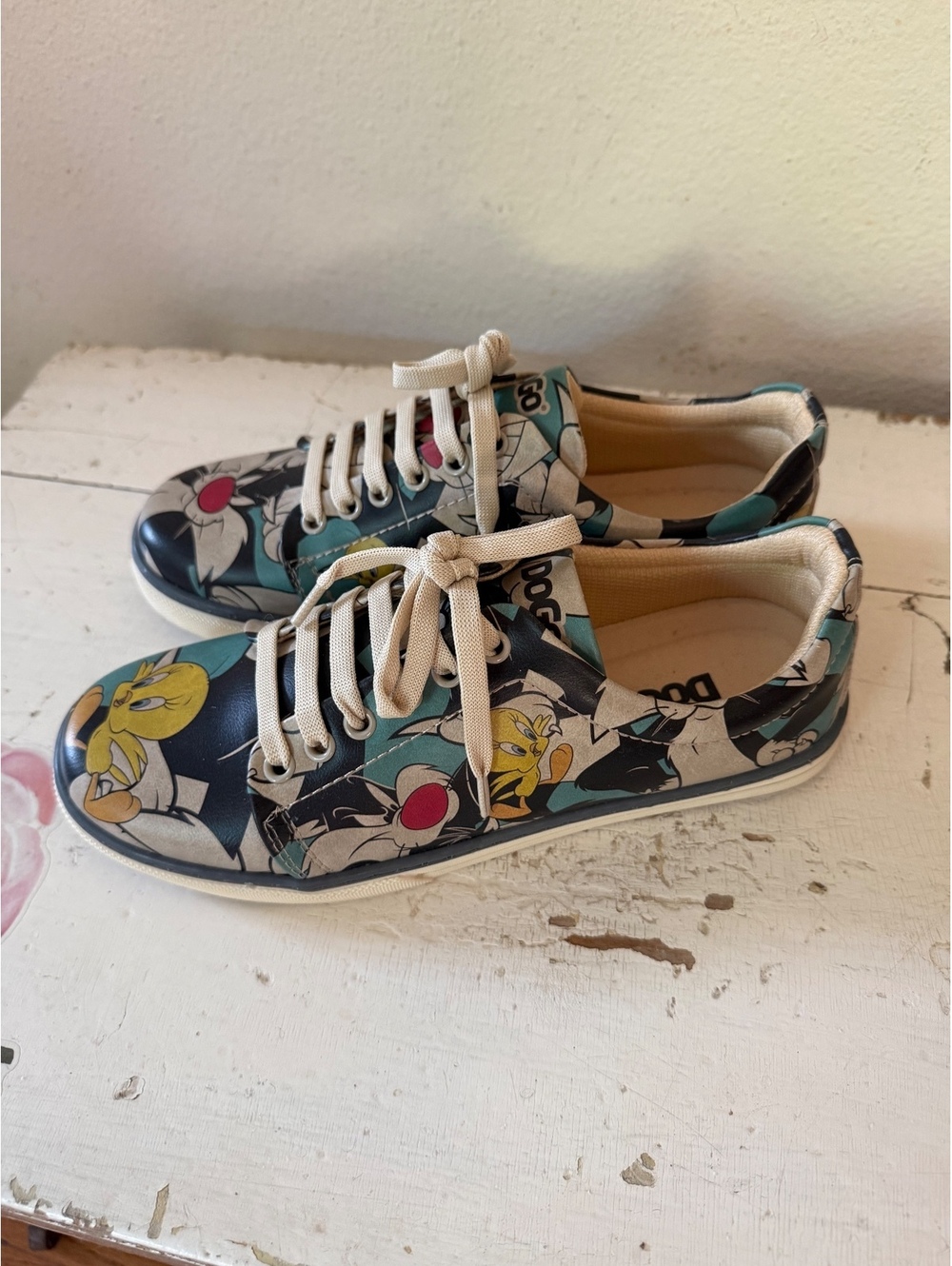 DOGO Looney Tunes Tweety and Sylvester Printed Casual Sneakers Size 37